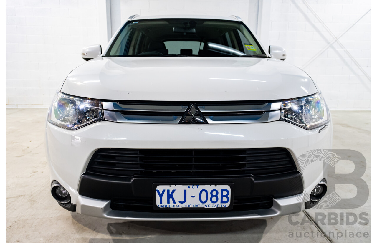 01/2015 Mitsubishi Outlander LS (4x4) AWD ZJ MY14.5 4D Wagon White 2.4L- 7 Seater