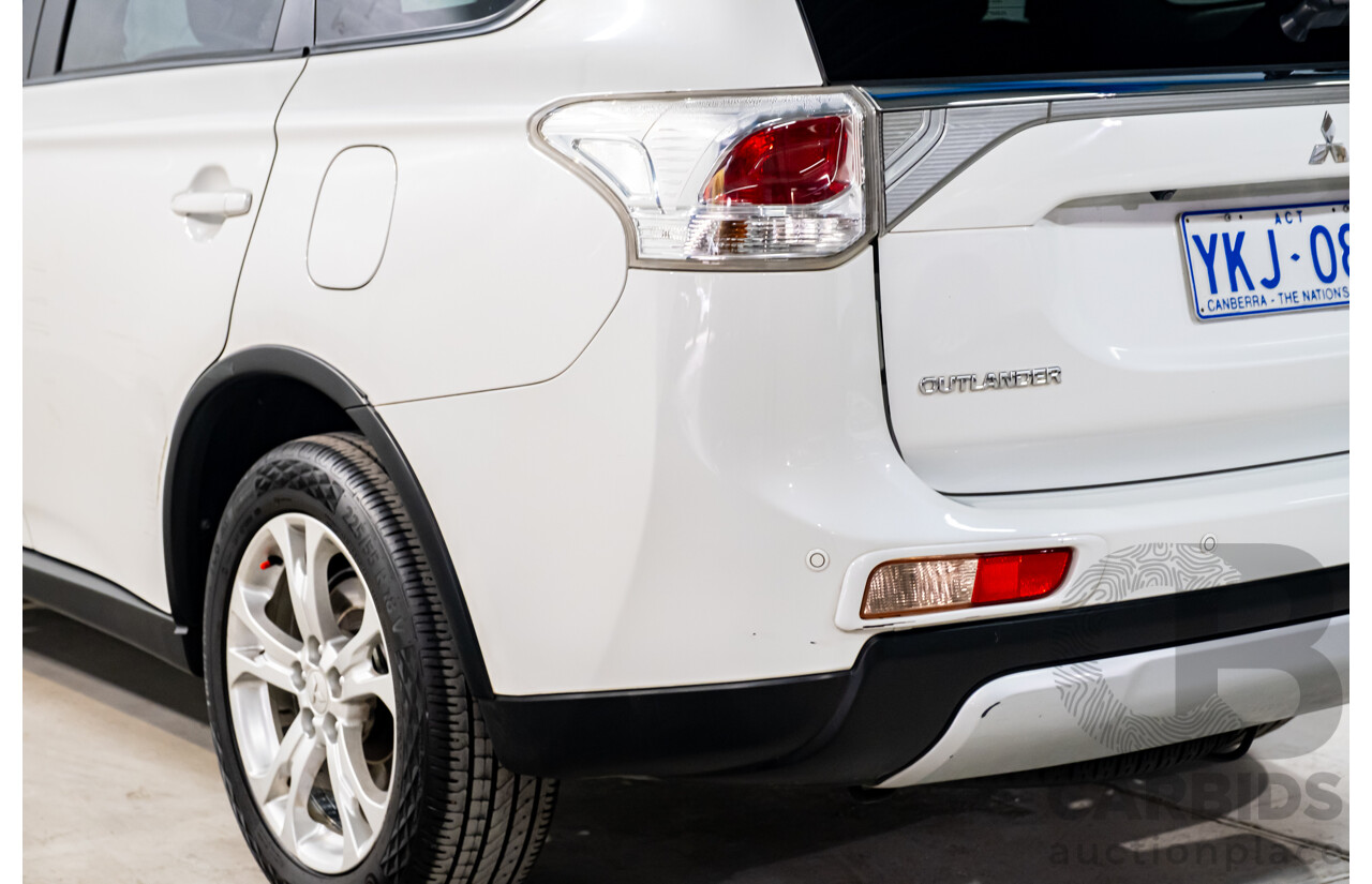 01/2015 Mitsubishi Outlander LS (4x4) AWD ZJ MY14.5 4D Wagon White 2.4L- 7 Seater