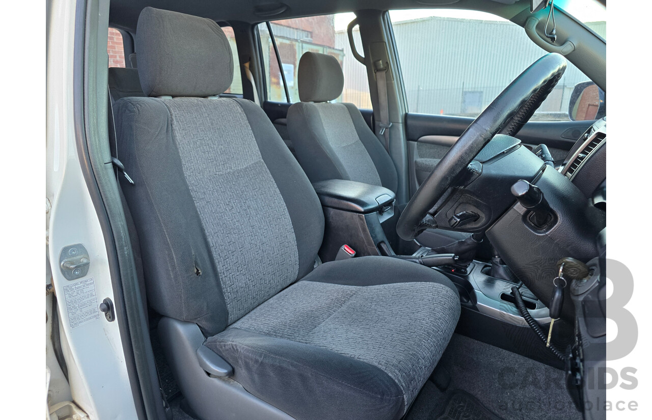 7/2004 Toyota Landcruiser Prado GXL (4x4) GRJ120R 4d Wagon White V6 4.0L - 7 Seater