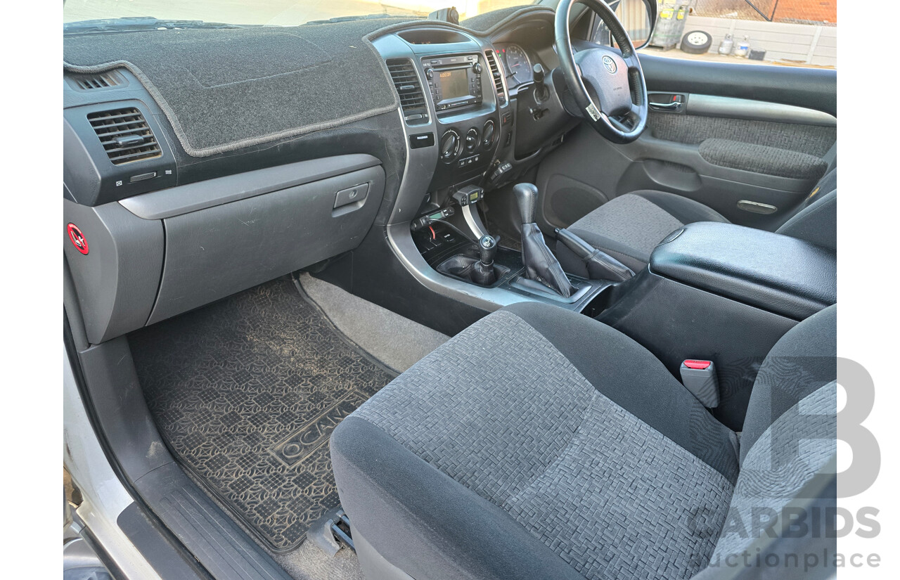 7/2004 Toyota Landcruiser Prado GXL (4x4) GRJ120R 4d Wagon White V6 4.0L - 7 Seater