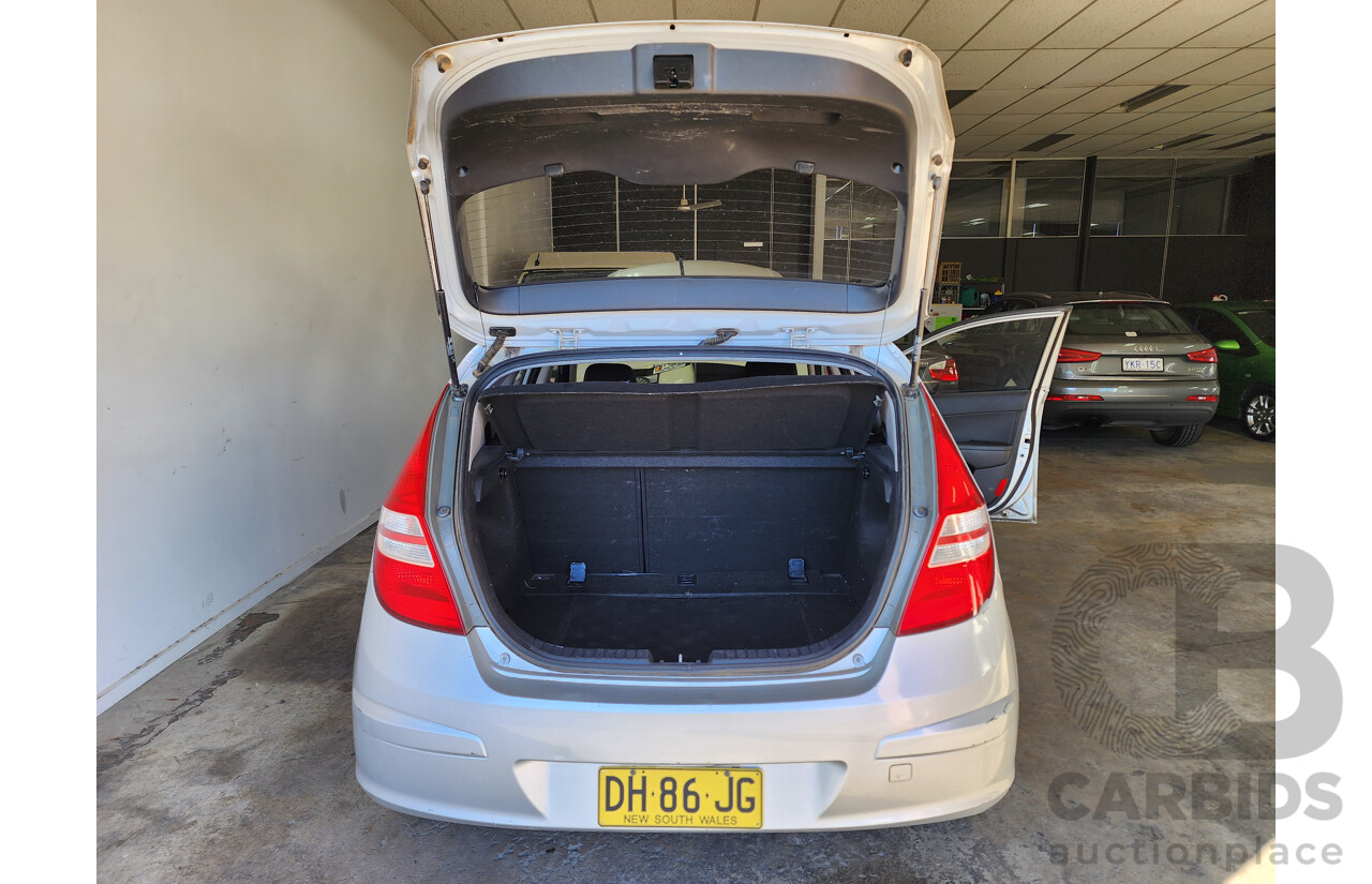 04/2011 Hyundai I30 SX FWD FD MY11 5D Hatchback Silver 1.6L