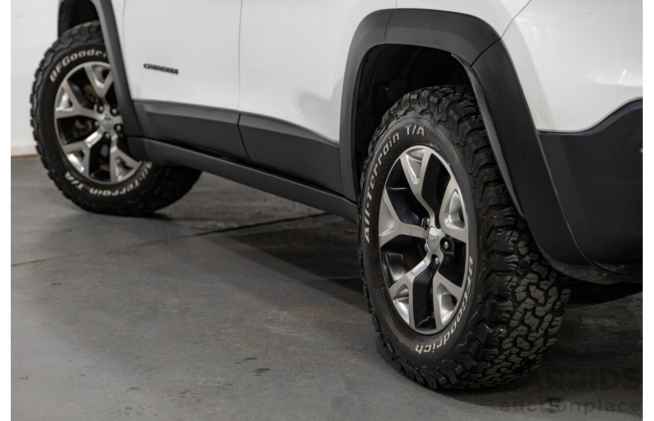 07/2015 Jeep Cherokee Trailhawk (4x4) KL MY15 4d Wagon Bright White V6 3.2L