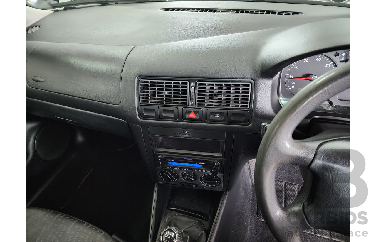 04/2003 Volkswagen Golf 2.0 S FWD  5D Hatchback Silver Or Chrome 2.0L