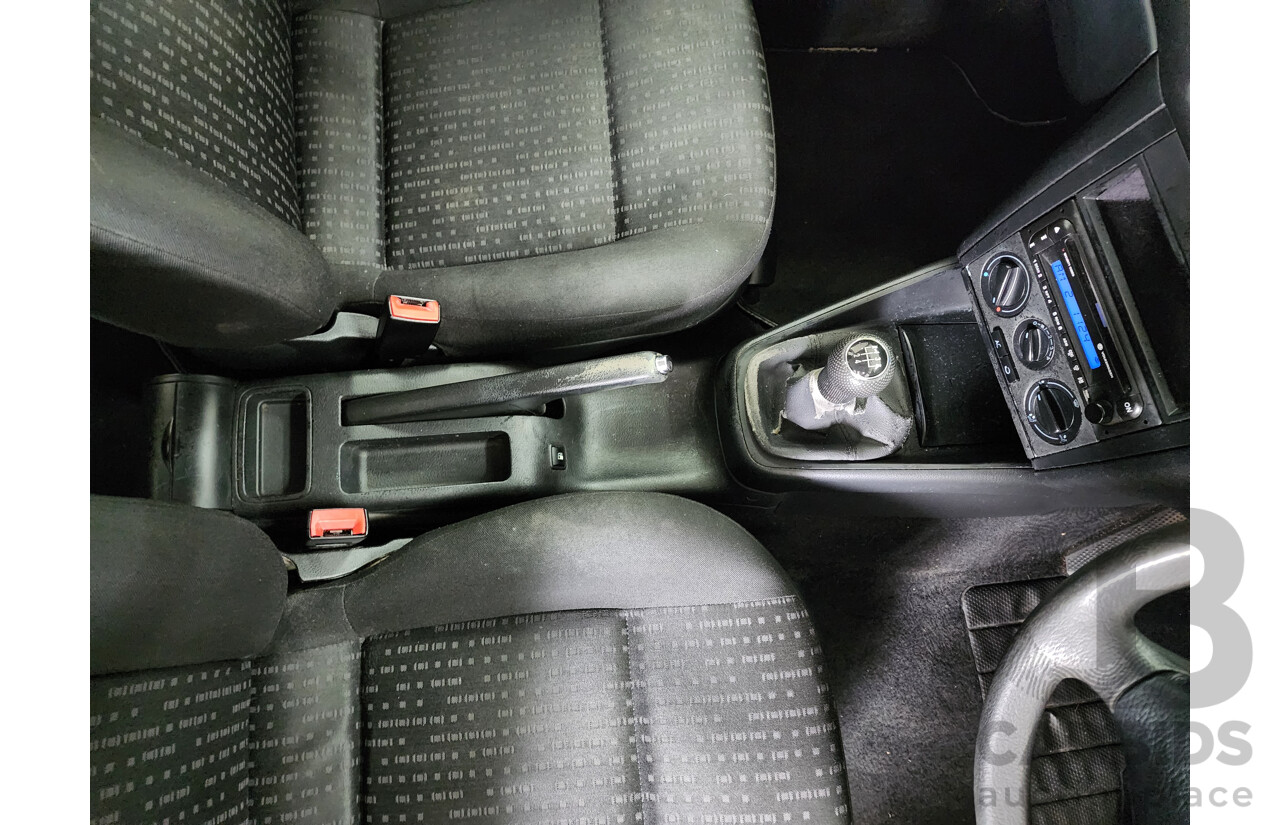 04/2003 Volkswagen Golf 2.0 S FWD  5D Hatchback Silver Or Chrome 2.0L