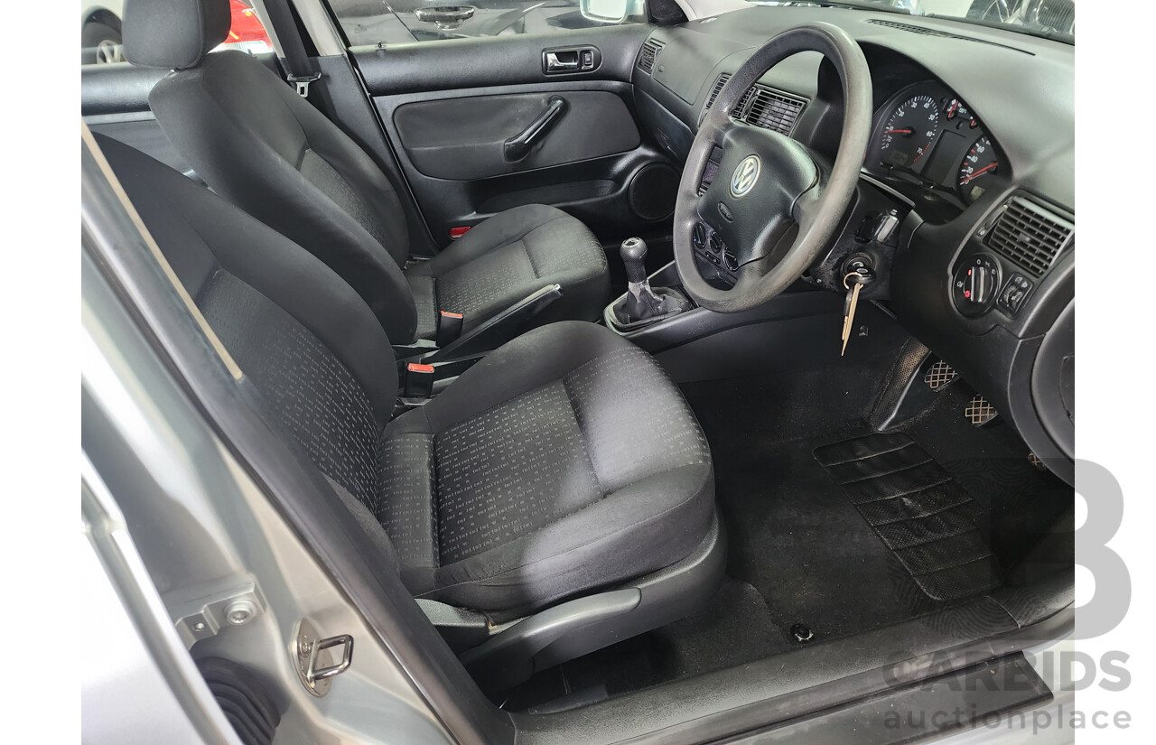 04/2003 Volkswagen Golf 2.0 S FWD  5D Hatchback Silver Or Chrome 2.0L