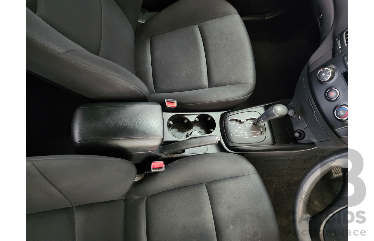 12/2011 Hyundai i30 SX 1.6 CRDi FD MY11 5d Hatchback Silver Or Chrome 1.6L