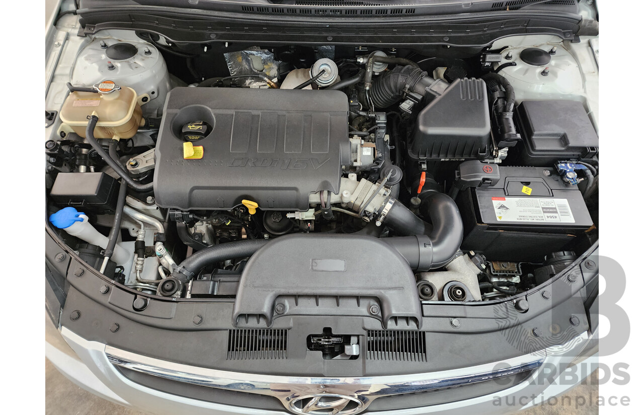 12/2011 Hyundai i30 SX 1.6 CRDi FD MY11 5d Hatchback Silver Or Chrome 1.6L