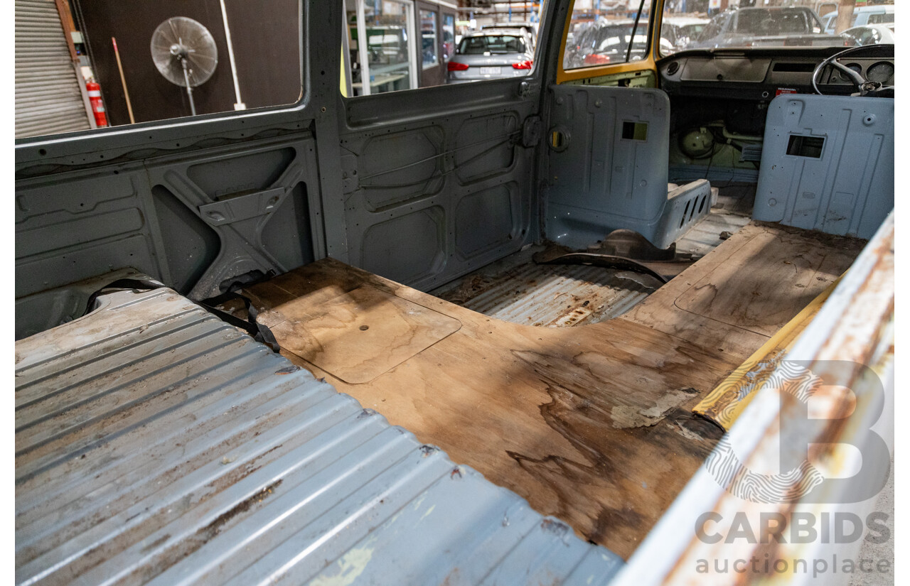 Circa 1970 Volkswagen Kombi Type 2 T2 Lowlight Van 1.6L