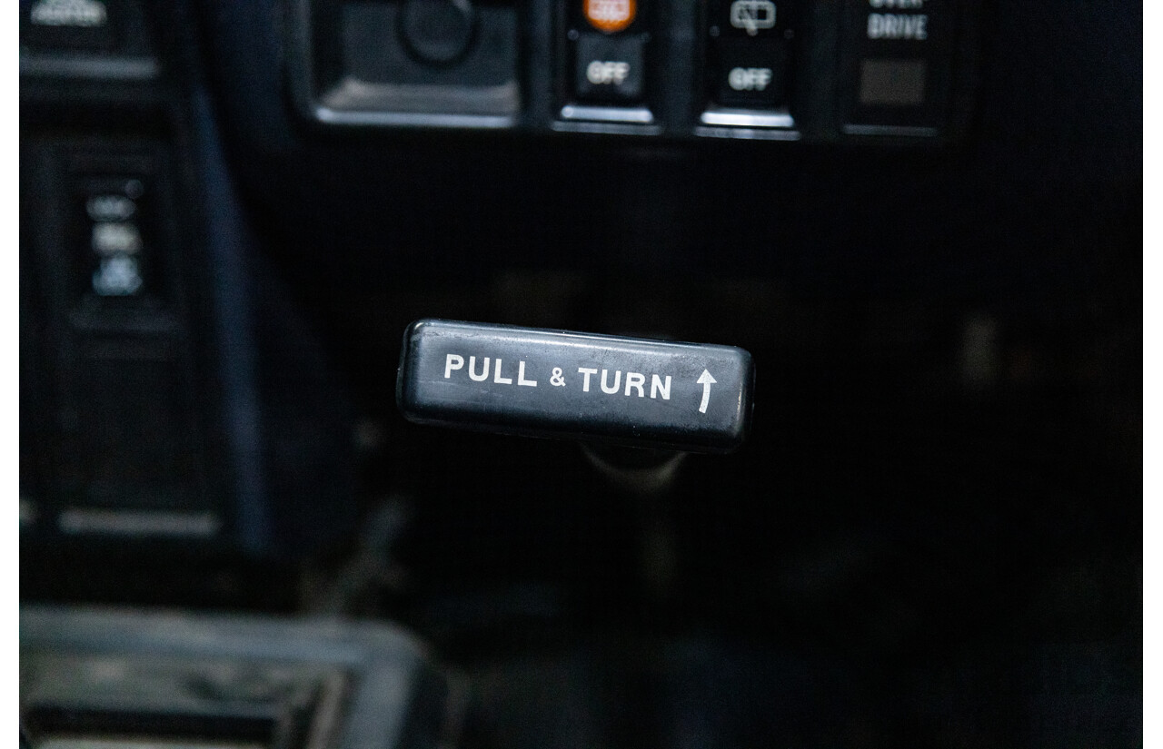 06/2001 Complied (1986) Toyota Hiace Super Custom YH51G 2d Van Silver 2.0L - 8 Seater - Import