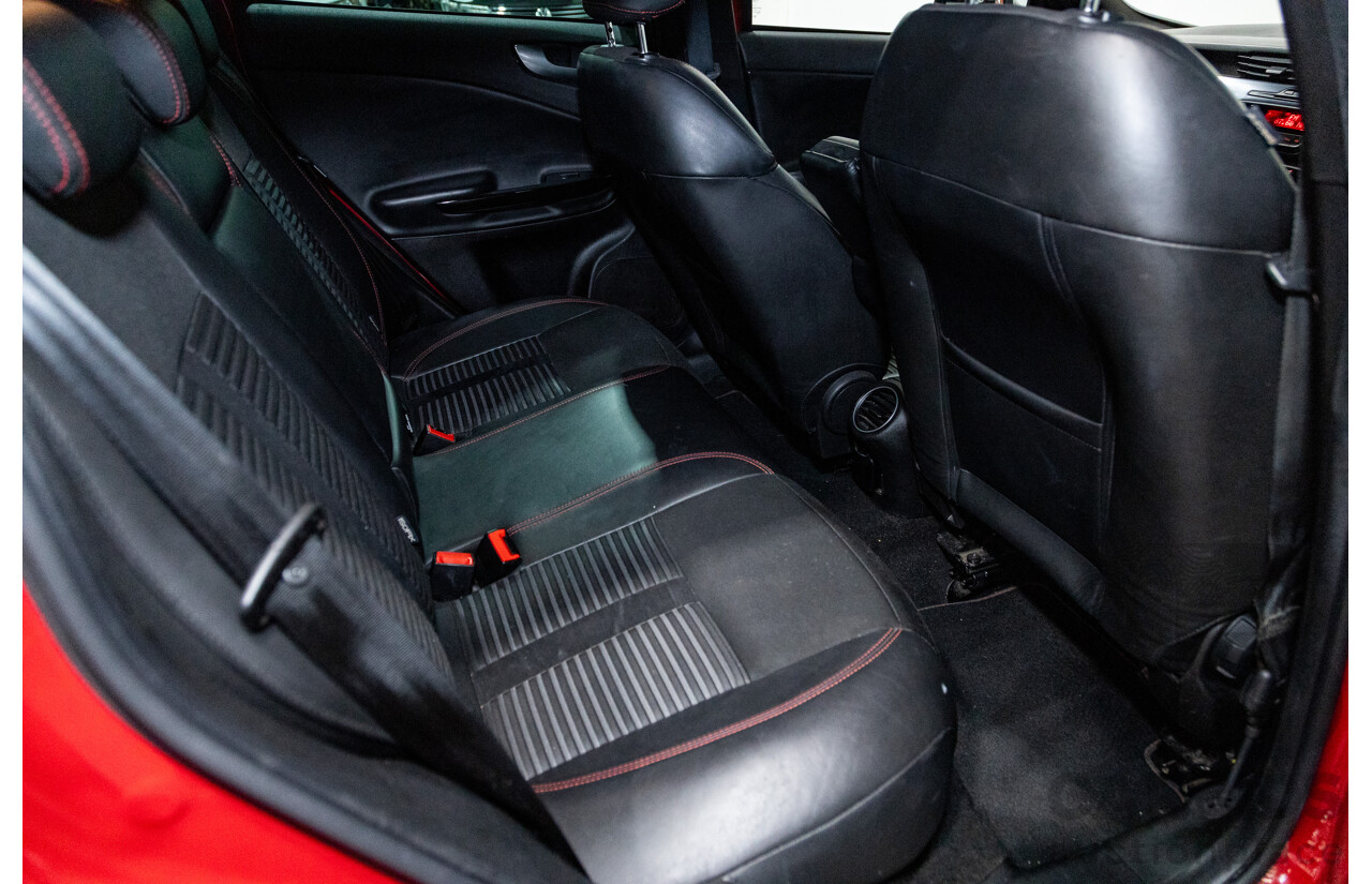 2/2013 Alfa Romeo Giulietta Distinctive Jtd-M 5d Hatchback Alfa Red Turbo Diesel 2.0L