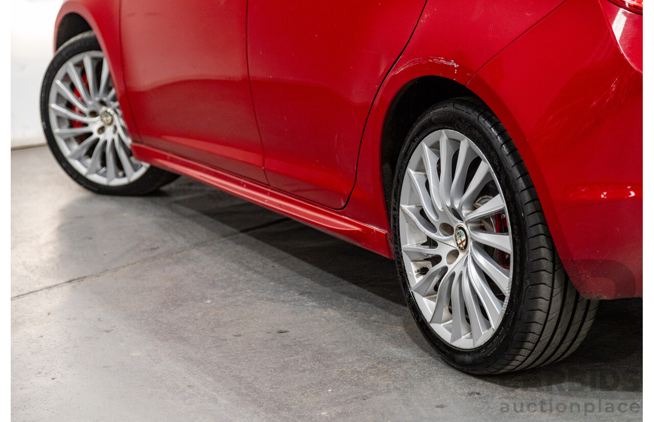 2/2013 Alfa Romeo Giulietta Distinctive Jtd-M 5d Hatchback Alfa Red Turbo Diesel 2.0L