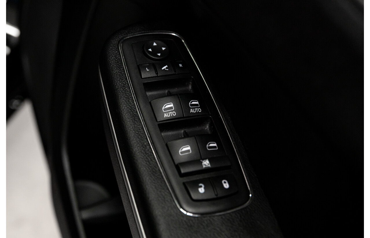 10/2013 Chrysler 300 C Luxury MY12 4d Sedan Blackberry Pearl V6 3.6L