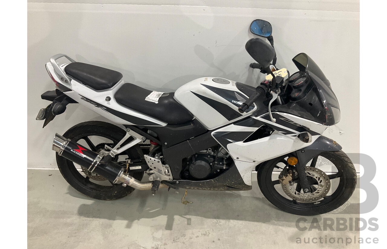 Honda CBR125R Motorbike 125cc  	