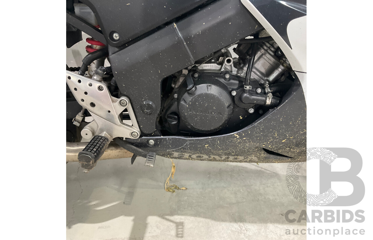 Honda CBR125R Motorbike 125cc  	