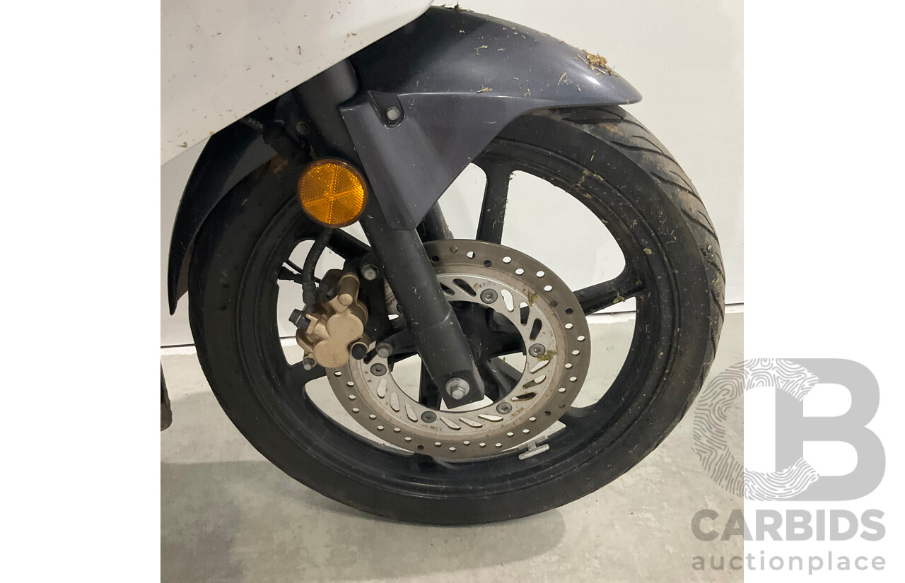 Honda CBR125R Motorbike 125cc  	