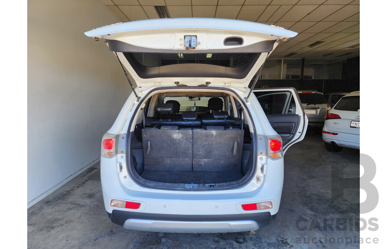 10/2014 Mitsubishi Outlander LS (4x4) ZJ MY14.5 4d Wagon White 2.3L