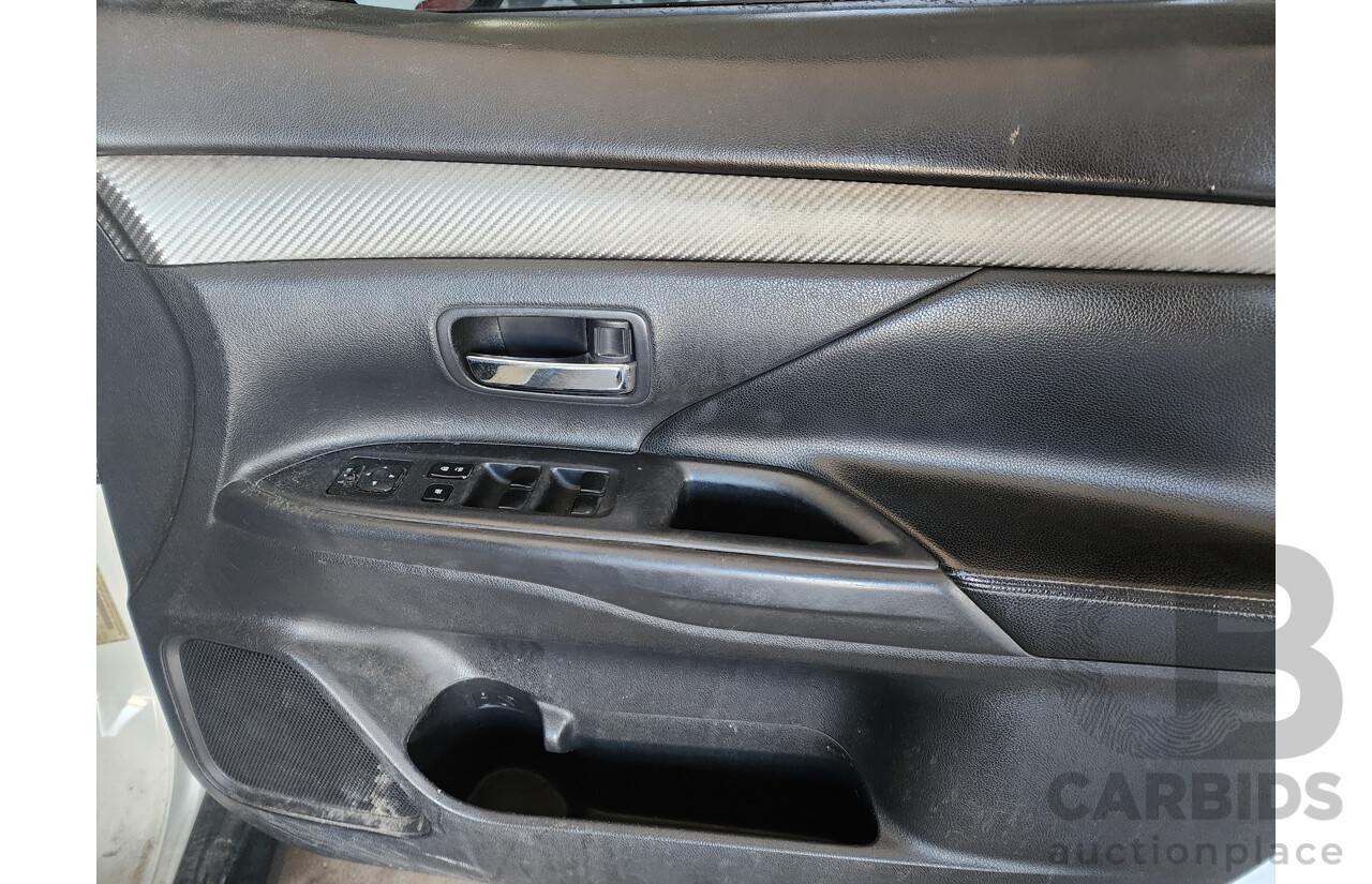 10/2014 Mitsubishi Outlander LS (4x4) ZJ MY14.5 4d Wagon White 2.3L