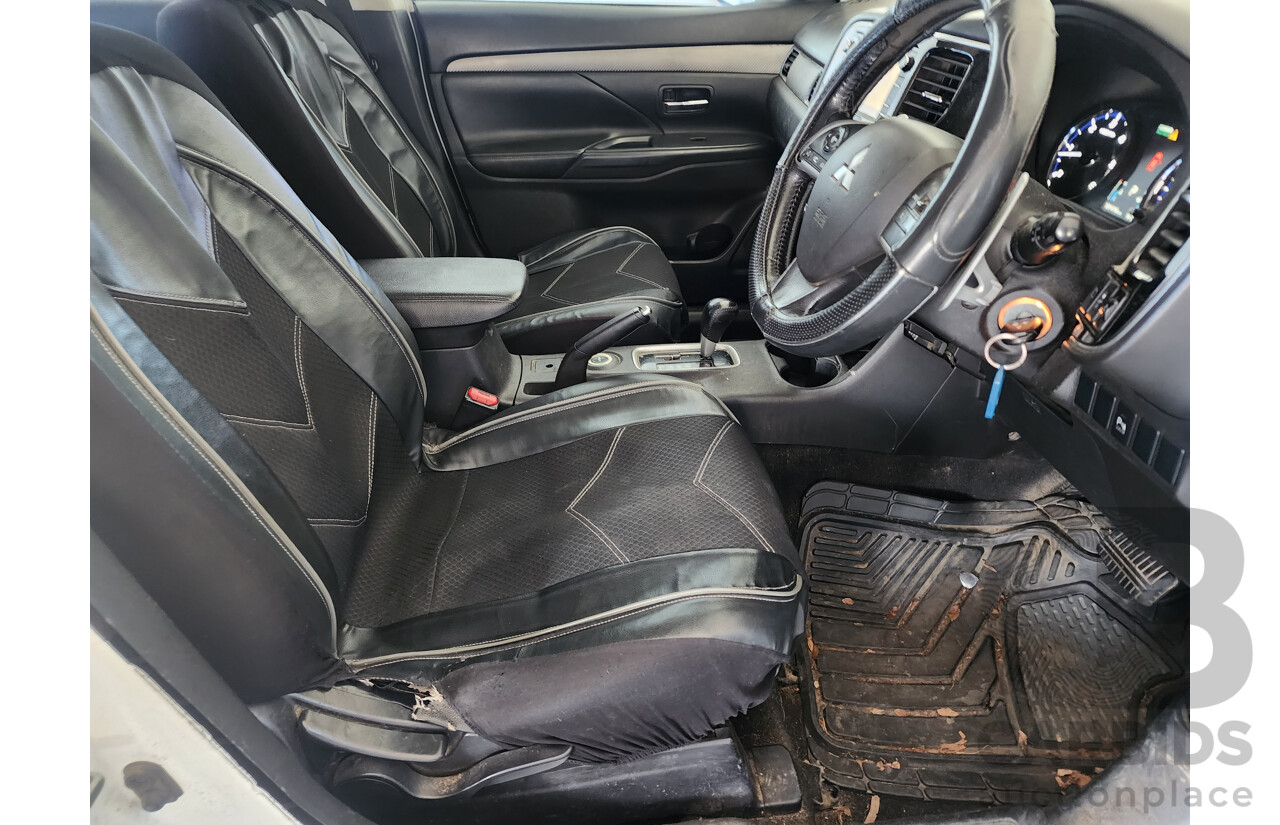 10/2014 Mitsubishi Outlander LS (4x4) ZJ MY14.5 4d Wagon White 2.3L