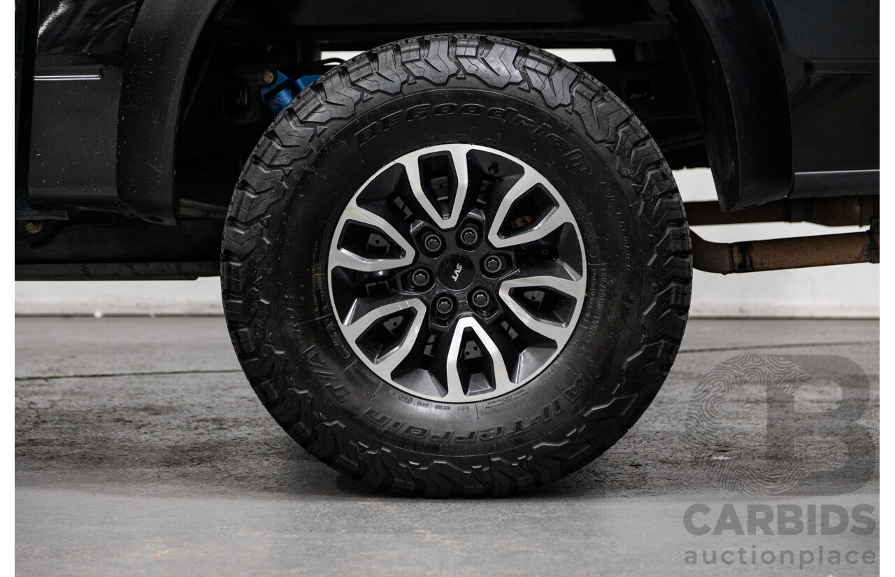 12/2012 Ford F-150 SVT Raptor (4x4) MY13 4d Super Cab Tuxedo Black Metallic V8 6.2L