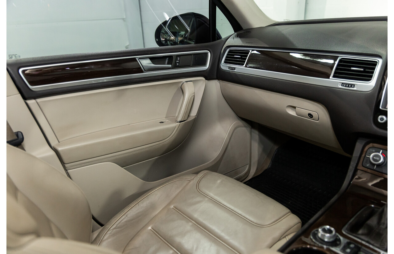 5/2015 Volkswagen Touareg V6 TDI 7P MY15 4d Wagon Moonlight Blue Pearl Turbo Diesel V6 3.0L