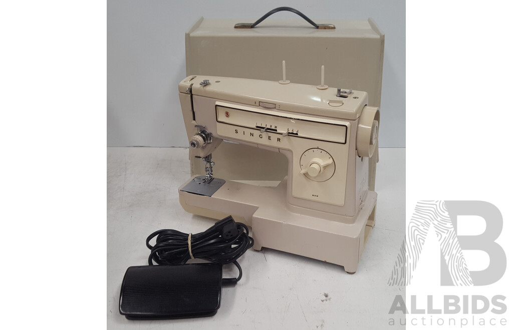 Singer 522 Sewing Machine w/ Pedal