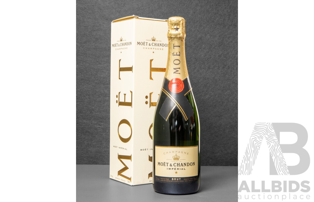 Moet & Chandon Brut Champagne in Presentation Box