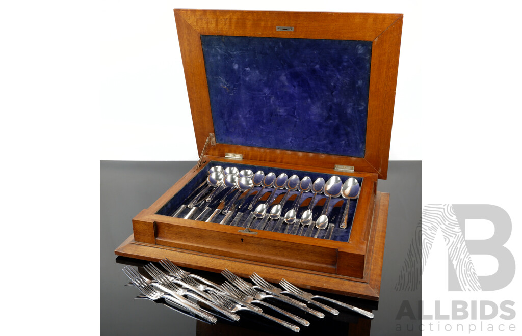 Vintage Cedar Flatware Canteen with 44 Piece Community Silverplate Flatware Set
