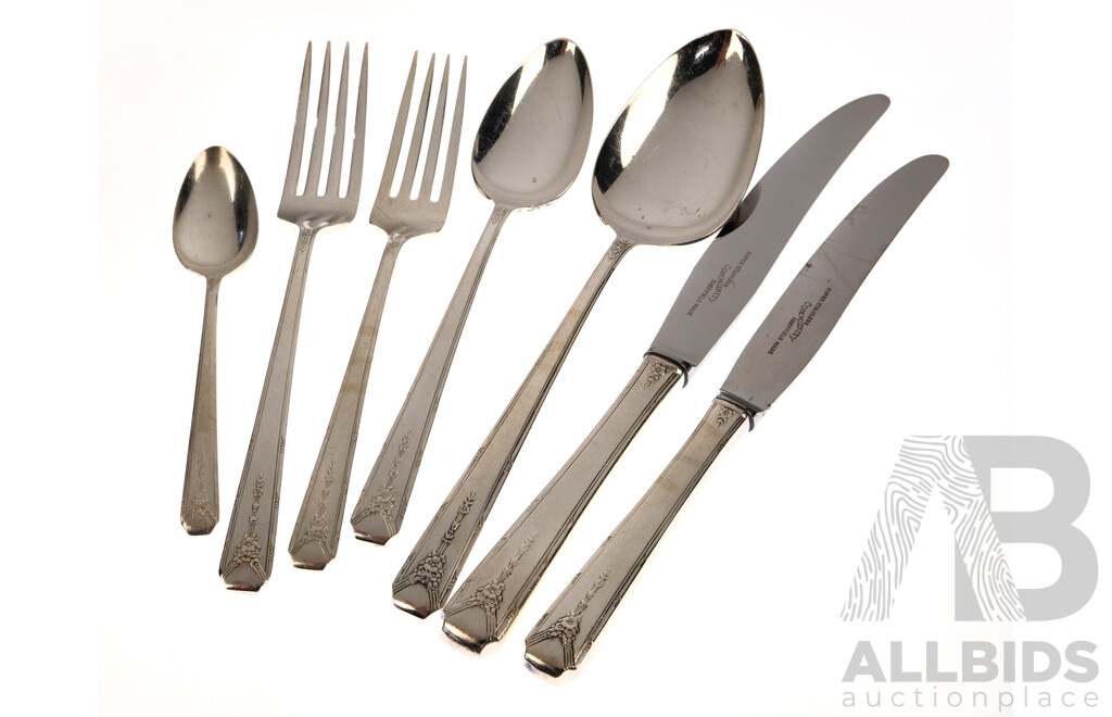 Vintage Cedar Flatware Canteen with 44 Piece Community Silverplate Flatware Set