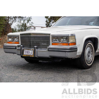 01/1988 Cadillac Fleetwood Brougham dÉlegance 4d Sedan White V8 5.0L - Import 08/1997