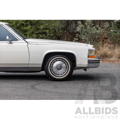 01/1988 Cadillac Fleetwood Brougham dÉlegance 4d Sedan White V8 5.0L - Import 08/1997