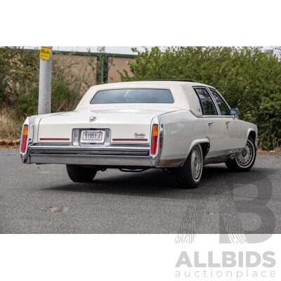 01/1988 Cadillac Fleetwood Brougham dÉlegance 4d Sedan White V8 5.0L - Import 08/1997