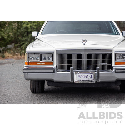 01/1988 Cadillac Fleetwood Brougham dÉlegance 4d Sedan White V8 5.0L - Import 08/1997