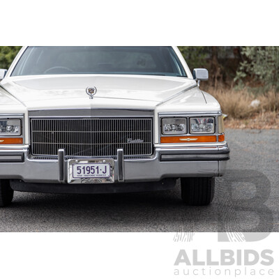 01/1988 Cadillac Fleetwood Brougham dÉlegance 4d Sedan White V8 5.0L - Import 08/1997