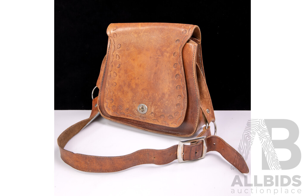 Collection Vintage Handbags Comprising Bambi White Leather, Cream Glomesh, Beige Glomesh Examples, Glomesh Gold Purse and More