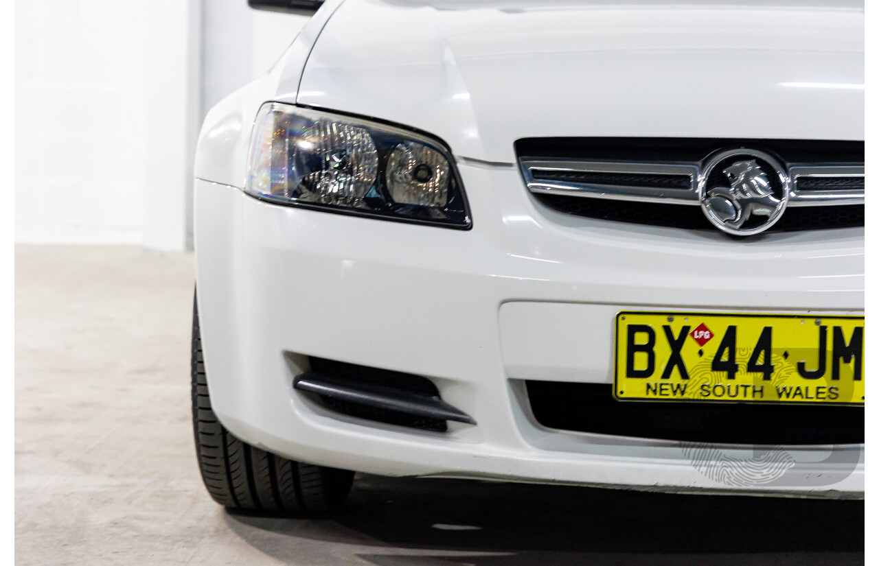 8/2008 Holden Commodore (Dual Fuel) 60th Anniversary VE MY09.5 4d Sedan Heron White V6 3.6L