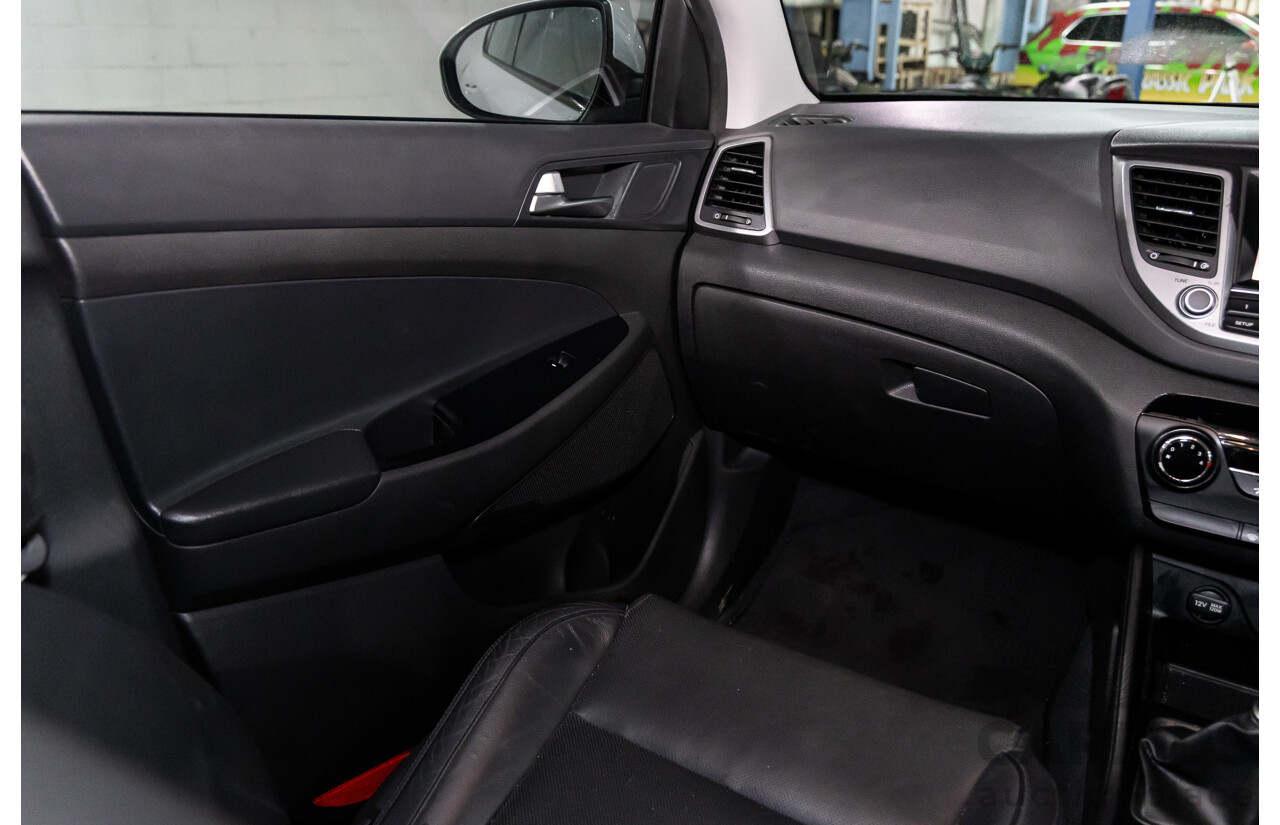 10/2015 Hyundai Tucson Active X (FWD) TL 4d Wagon Pure White 2.0L