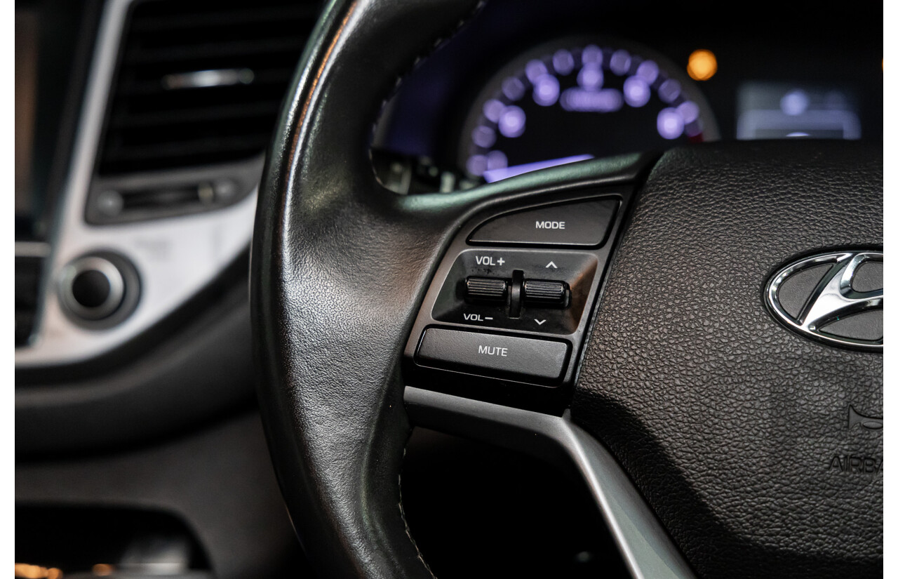 10/2015 Hyundai Tucson Active X (FWD) TL 4d Wagon Pure White 2.0L