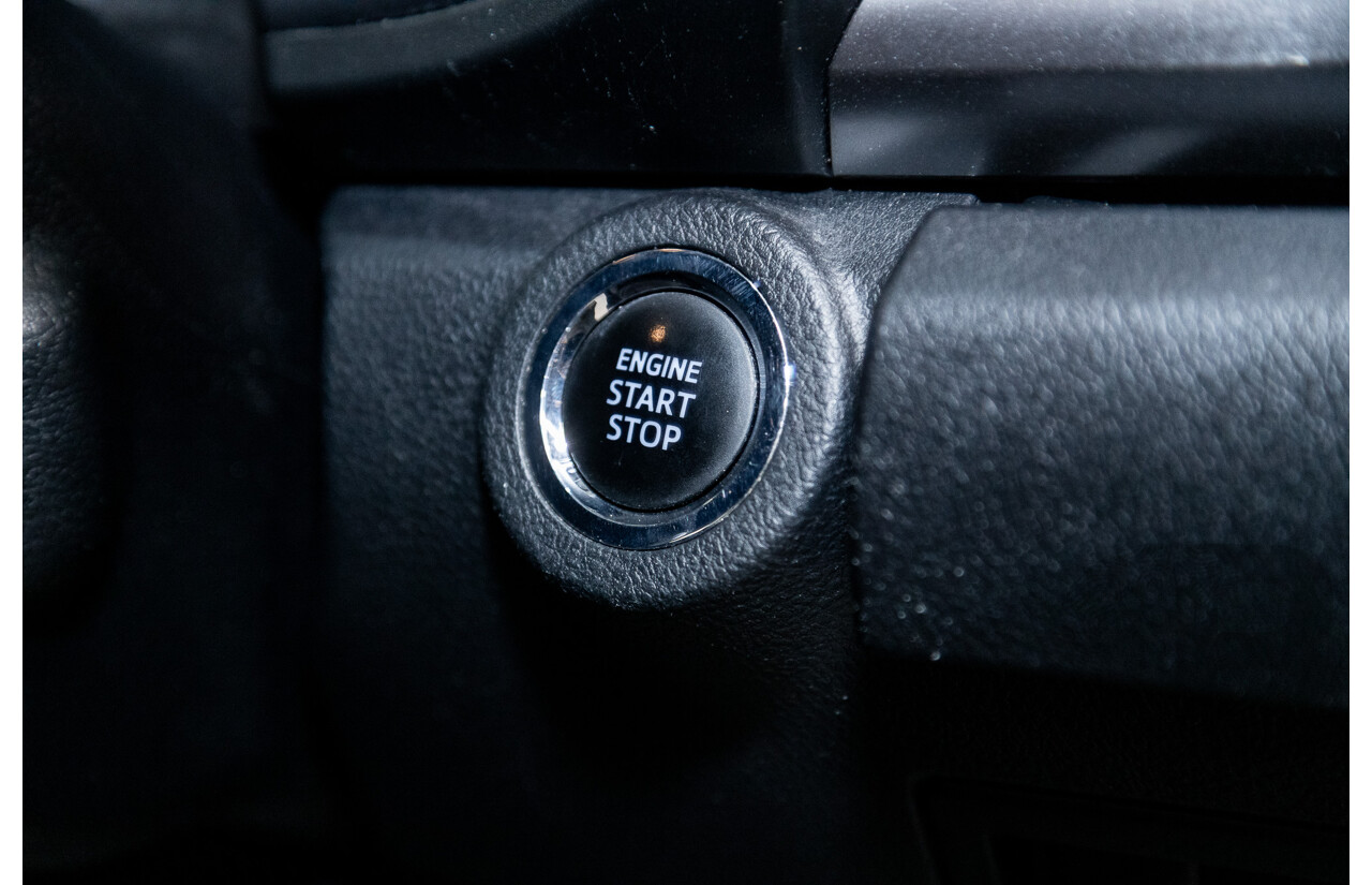 07/2017 Toyota Hilux SR5 (4x4) N80 GUN126R Dual Cab Eclipse Black Turbo Diesel 2.8L