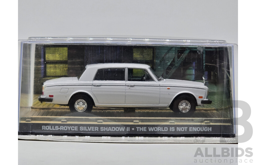 GE Fabbri Ltd Rolls Royce Silver Shadow II White- James Bond 007 the World is Not Enough 1:43 Scale Model Car - Sealed in Blister