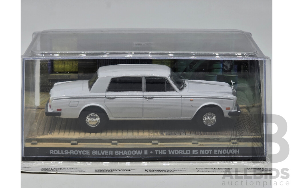 GE Fabbri Ltd Rolls Royce Silver Shadow II White- James Bond 007 the World is Not Enough 1:43 Scale Model Car - Sealed in Blister