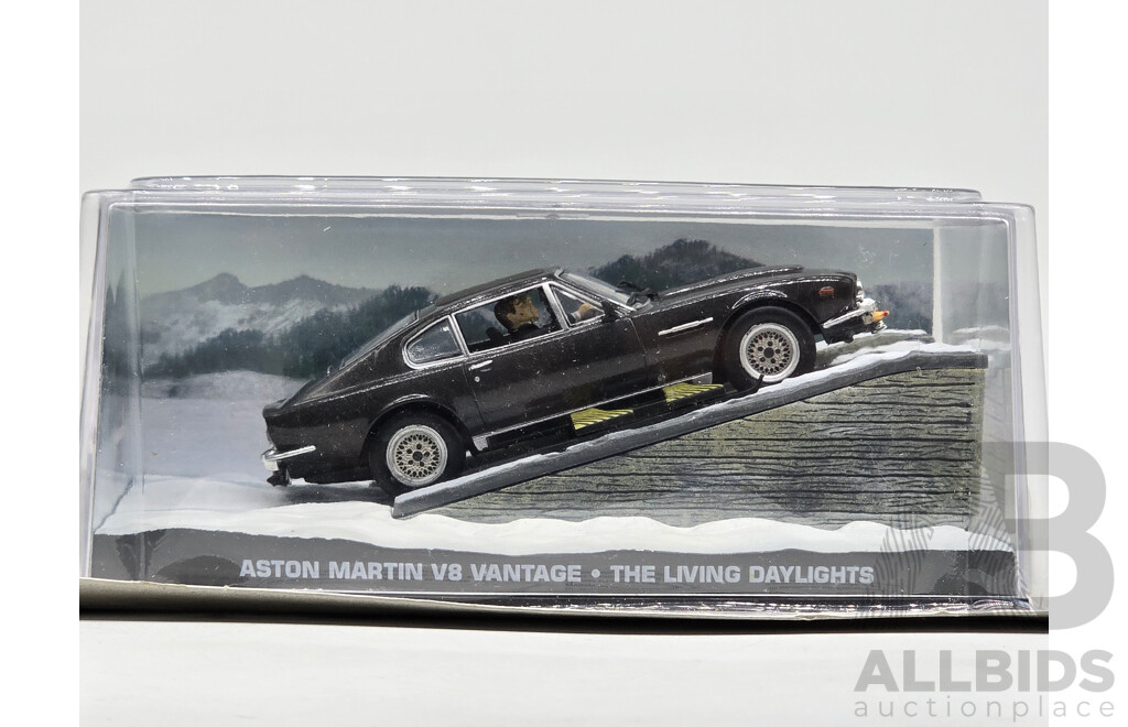 GE Fabbri Ltd Aston Martin V8 Vantage V540 Grey - James Bond 007 The Living Daylights 1:43 Scale Model Car - Sealed in Blister