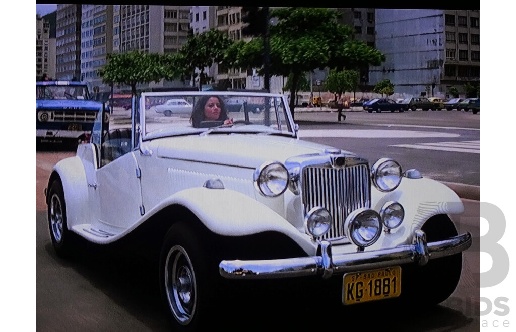 GE Fabbri Ltd MP Lafer Roadster White - James Bond 007 Moonraker 1:43 Scale Model Car - Sealed in Blister