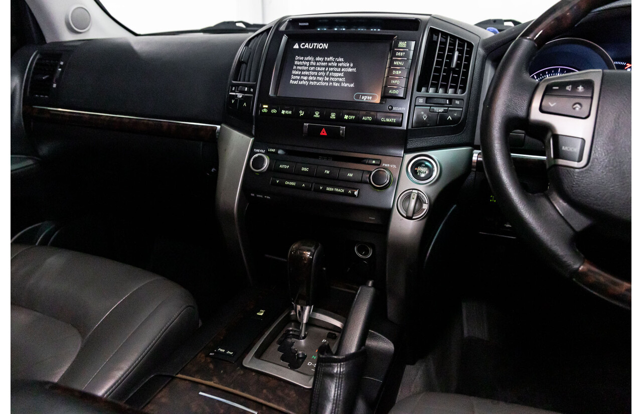 1/2008 Toyota Landcruiser Sahara (4x4) VDJ200R 4d Wagon Crystal Pearl Turbo Diesel V8 4.5L - 7 Seater