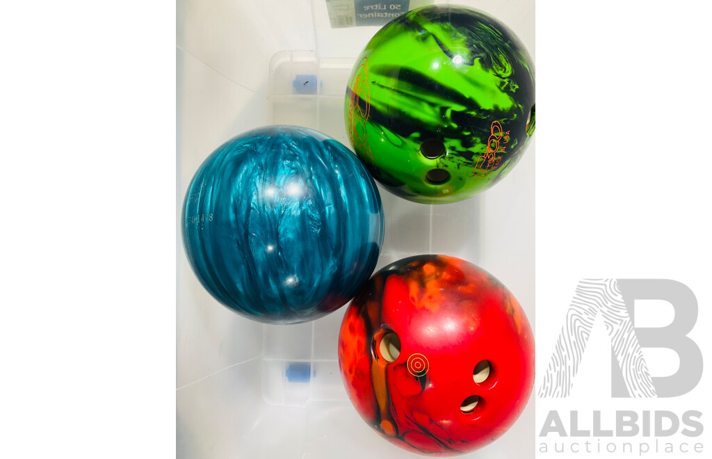 Collection of Three Bowling Balls Including 4.5kg C300 Ball, 6kg Ebonite Ball and 6.5kg Maximum Ball