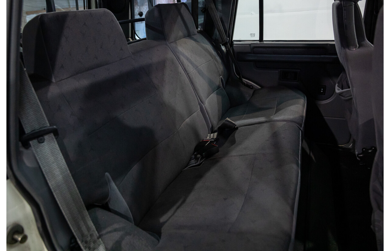 6/1999 Land Rover Discovery SE7 (4x4) 4d Wagon White V8 4.0L