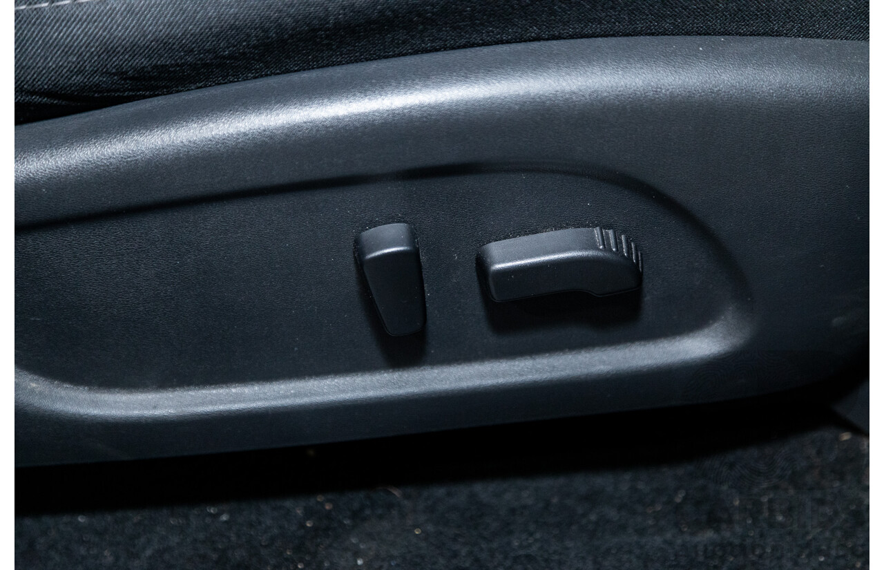 08/2017 Nissan Pathfinder ST R52 MY17 Series 2 4D Wagon White V6 3.5L