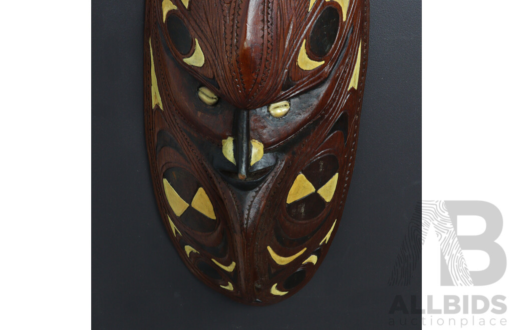 Large Hand Carved Papua New Guinea Sepik River Wooden Display Mask with Polychrome Decoration