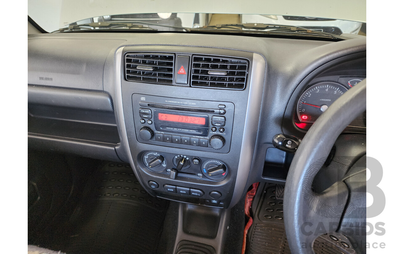 8/2009 Suzuki Jimny Sierra (4x4)  2d Wagon Silver 1.3L