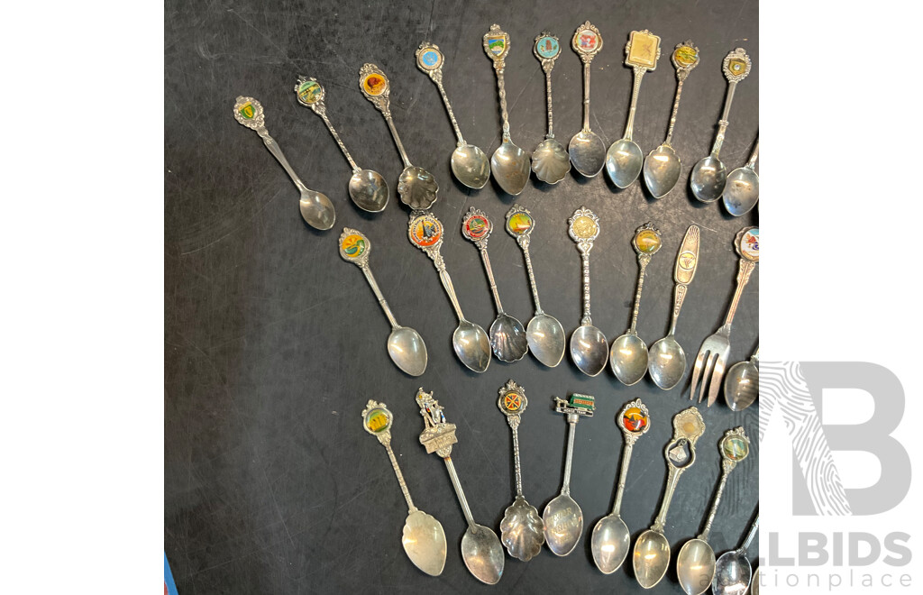 Vintage Imperial Phoenix E.P.N.S A1 Silver Plated Salt & Pepper Shakers & 35x Souvenir Spoon Collection in Wooden Case