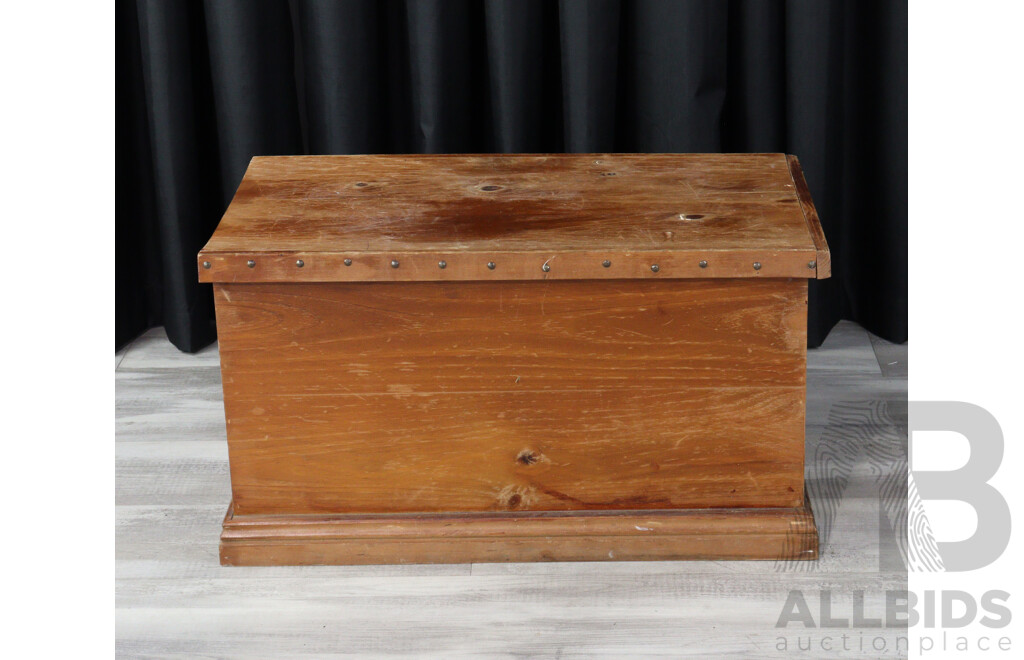 Pine Blanket Storage Trunk